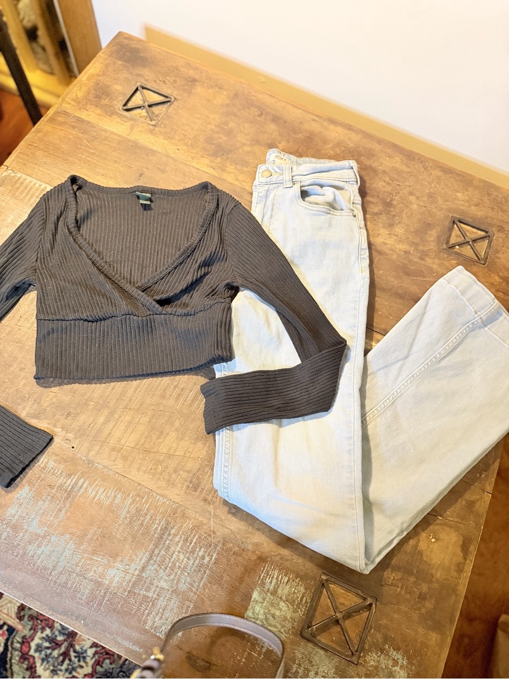 OUTFIT! Rib Knit wild fable Crop LS Top w/ ROXY Light Blue Straight Leg Jeans